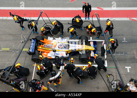 Heikki Kovalainen (FIN) macht einen Boxenstopp in der Renault R27 während der Formel-1-Testsitzungen im Februar 2007 Stockfoto