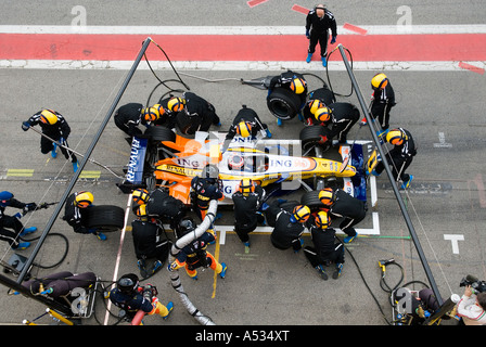 Heikki Kovalainen (FIN) macht einen Boxenstopp in der Renault R27 während der Formel-1-Testsitzungen im Februar 2007 Stockfoto