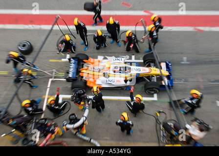 Heikki Kovalainen (FIN) macht einen Boxenstopp in der Renault R27 während der Formel-1-Testsitzungen im Februar 2007 Stockfoto