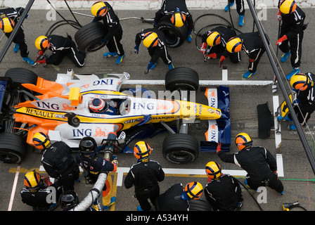 Heikki Kovalainen (FIN) macht einen Boxenstopp in der Renault R27 während der Formel-1-Testsitzungen im Februar 2007 Stockfoto