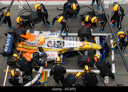 Heikki Kovalainen (FIN) macht einen Boxenstopp in der Renault R27 während der Formel-1-Testsitzungen im Februar 2007 Stockfoto