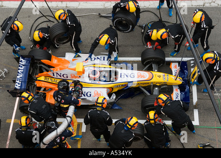 Heikki Kovalainen (FIN) macht einen Boxenstopp in der Renault R27 während der Formel-1-Testsitzungen im Februar 2007 Stockfoto