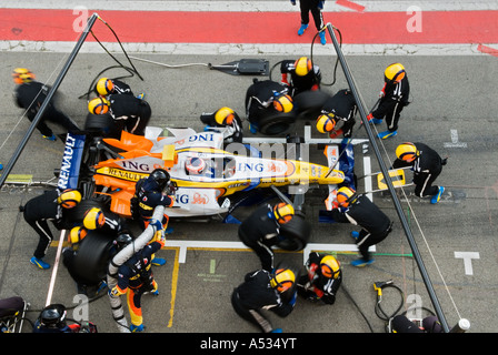 Heikki Kovalainen (FIN) macht einen Boxenstopp in der Renault R27 während der Formel-1-Testsitzungen im Februar 2007 Stockfoto