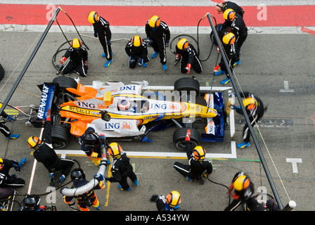 Heikki Kovalainen (FIN) macht einen Boxenstopp in der Renault R27 während der Formel-1-Testsitzungen im Februar 2007 Stockfoto