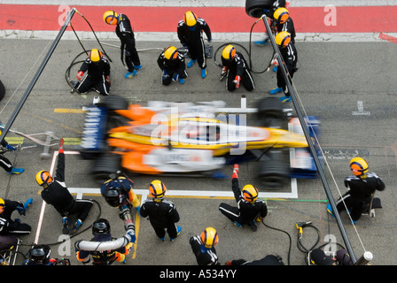 Heikki Kovalainen (FIN) macht einen Boxenstopp in der Renault R27 während der Formel-1-Testsitzungen im Februar 2007 Stockfoto