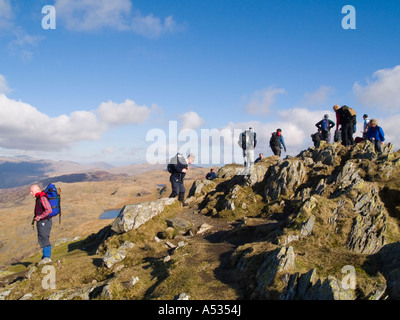 Walking-Gruppe auf felsigen Berggipfel und Cnicht in Snowdonia "Nationalpark" North Wales UK Stockfoto