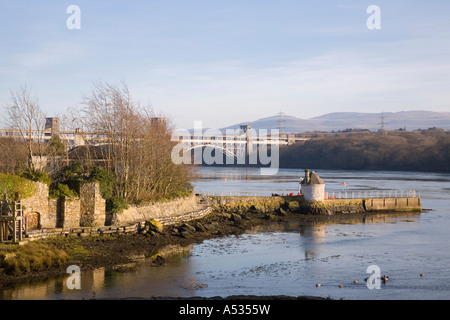 Blick auf Pont Britannia Brücke und Isle of Anglesey Küstenpfad neben Menai Strait. Pwllfanogl, Anglesey North Wales UK Stockfoto