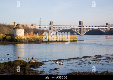 Menaistraße Pwllfanogl und Pont Britannia Straße Bahn Brücke von Robert Stephenson. Llanfairpwllgwyngyll ISLE OF ANGLESEY Wales UK Stockfoto