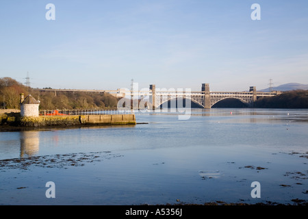 Menai Strait Pwllfanogl und Pont Britannia Straßen- und Eisenbahnbrücke von Robert Stephenson Llanfairpwllgwyngyll Isle of Anglesey North Wales UK Stockfoto