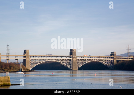 Pont Britannia Bridge über die Menaistraße Isle of Anglesey A55 Verkehr auf Straße und Schiene mit Festland-Wales verbindet. Stockfoto