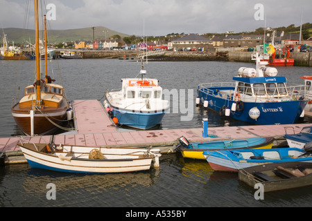 Natürlicher Hafen Fischerhafen mit festlegten Booten auf Dingle Peninsula Dingle Co Kerry Irland Stockfoto