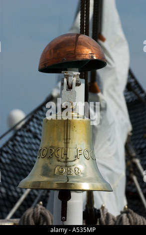 Schiffsglocke auf dem deutschen Großsegler Gorch Fock Stockfoto