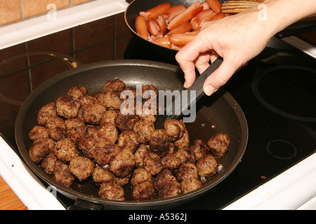 Fleischbällchen in einer Pfanne auf dem Herd vorbereiten Stockfoto