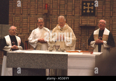 Priester Gemeinschaft durchführen. Katholische Kirche St. Alfons Brooklyn Center Minnesota USA Stockfoto