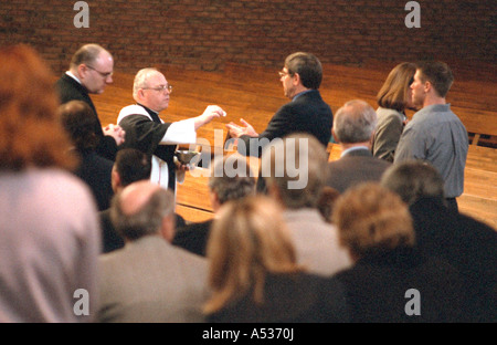 Kommunion-Wafer angeboten zu Bittstellern. Katholische Kirche St. Alfons Brooklyn Center Minnesota USA Stockfoto