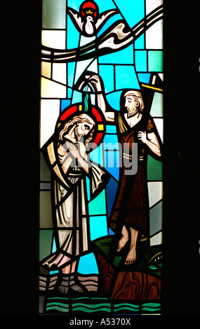 Glasmalerei-Fenster Darstellung Christi Taufe durch Johannes den Täufer. Lukas katholische Kirche St Louis Park Minnesota USA Stockfoto