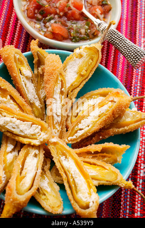 Panierte Chilischoten gefüllt mit Schaf-s-Käse-Tomaten-salsa Stockfoto