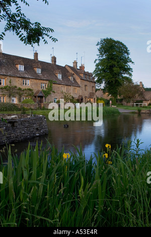 Malerische Kalkstein auf dem Land neben dem Fluss Auge am Lower Slaughter in den cotswolds Stockfoto