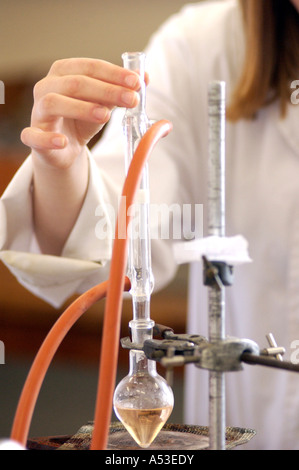 Britischen College Chemie-Labor mit Schulmädchen mit Wissenschaft Gerät in London UK Stockfoto