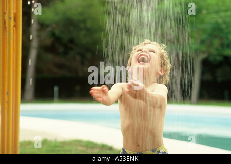 Lustige Kinder Duschen im Hof für einen Sommernachmittag Stockfoto ...