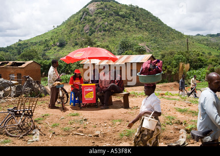 Telefonzelle am Samstagsmarkt in Nkhoma Malawi Afrika Stockfoto