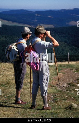 Deutschland Schwarzwald Schwarzwald männlichen Wanderer dabei traditionelle Kleidung im Blick vom Belchen Gipfel Stockfoto