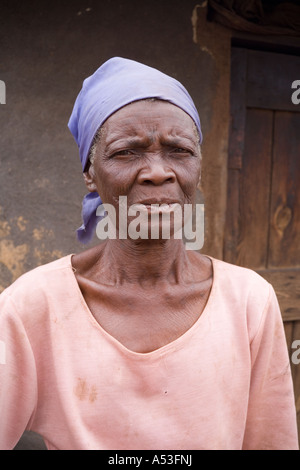 Ältere Frau im Dorf von Muzumanzi Malawi Afrika Stockfoto