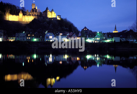 Deutschland: Wertheim am Main, Bayern, Reflexion der Burg und der Stadt leuchtet auf dem Main Stockfoto