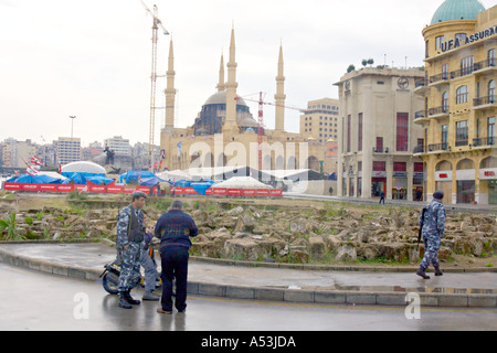 Libanon BEIRUT moderne Innenstadt von Beirut mit Zeltstadt von Demonstranten und bewaffneten Polizisten, die Überprüfung von Identitäten auf der Straße Stockfoto