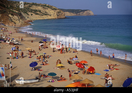 Portugal, Algarve: Praia de Salema, Touristen am Strand im Westen der Algarve Stockfoto