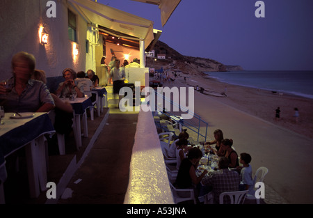 Portugal, Algarve: Praia de Salema mit "Boja Bar" befindet sich direkt am Strand und die neue Promenade, Meerblick Stockfoto