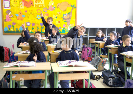 Libanon BEIRUT Schulklasse mit Kindern in Uniformen, die Teilnahme an Diskussionen über Lesung mit vollen Schultaschen Stockfoto