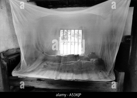 Painet ha1287 075 schwarz-weiß Gesundheit Bewusstsein Mädchen liegen unter Mosquito net Nam ha Vietnam Land Entwicklungsland Stockfoto