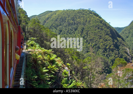 Zug vorbei an steilen Passage während der Fahrt auf Abt Eisenbahn von Strahan Tasmanien Australien nach Queenstown Stockfoto