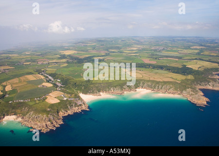 Luftaufnahme von Porthcurno Minnack Theatre Pedn Vounder Pednvounder Cornish Strand türkisfarbenem Meer im Sommer Sonne Sonnenschein Stockfoto