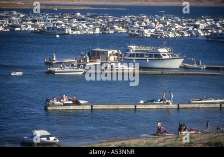 Boote vertäut & verankert, an den Ufern des Lake Powell, Arizona Ende des Sees. Stockfoto