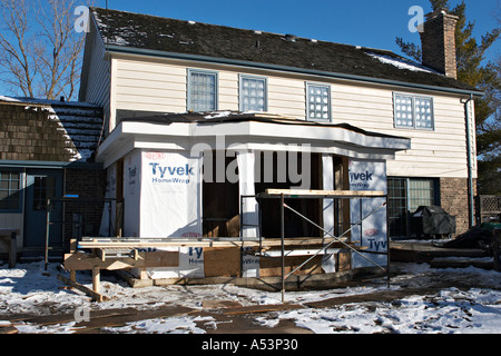 ILLINOIS Riverwoods Ergänzung und Umbau Tyvek wickeln keine Fenster oder Türen zweistöckiges Haus im Kolonialstil Stockfoto