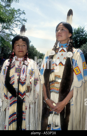 Distinctve Porträt einer Mutter & Tochter, Lacota Souix Native Americans, detaillierte Trachten tragen. Stockfoto