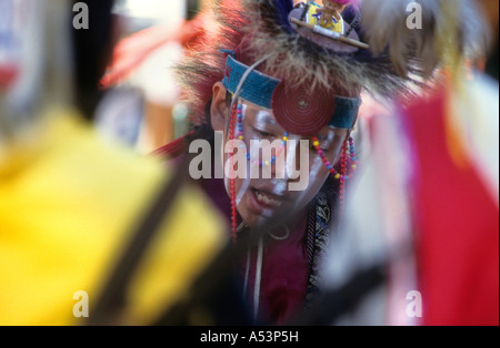 Ein junger Indianer Mann, schlagen einer Trommel & singen bei APow Wow In Denver Colorado. Stockfoto