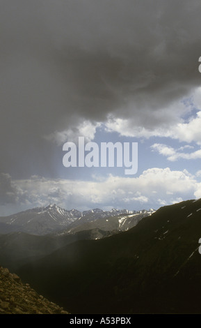 Regen Sie Wolken Gavering über die Rocky Mountains In Colorado USA. Stockfoto