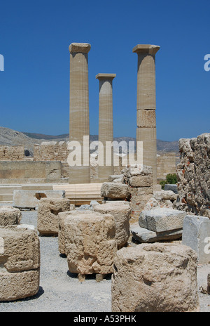 Spalten stehen in der Akropolis von Lindos auf der griechischen Insel Rhodos Stockfoto
