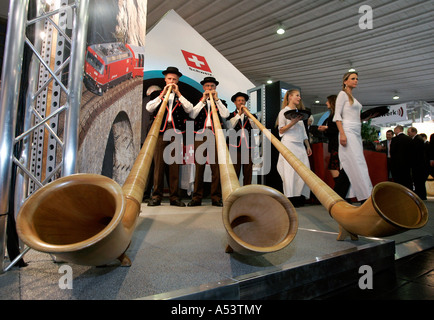 Schweizer Alphornbläser auf der Railtec Fachmesse, Dortmund, Deutschland Stockfoto