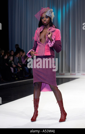 Model auf dem Laufsteg am internationalen Fashion Messe CPD in Düsseldorf, Deutschland Stockfoto