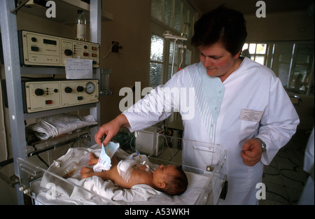 Painet ha2185 4430 Arzt Baby Ukraine Luzk Childrens Hospital Land entwickeln Nation wirtschaftlich weniger entwickelt Stockfoto