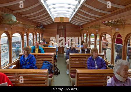 Innenansicht des Autos während der Fahrt auf Abt Eisenbahn von Strahan Tasmanien Australien nach Queenstown Stockfoto