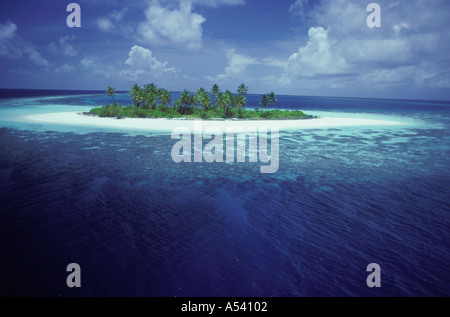 Einsamen Malediven-Insel im Indischen Ozean umgeben von Aqua blue waters Stockfoto