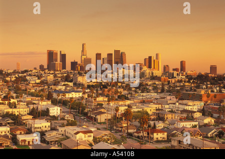 Überblick über East Los Angeles und Civic Center über Zersiedelung bei Sonnenuntergang Stockfoto