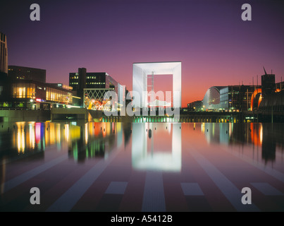 La Grande Arche in La Défense in der Nacht in Paris Stockfoto