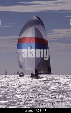 Eine Yacht-Rennen unter SPI im Solent vor der Isle Of Wight England UK Stockfoto