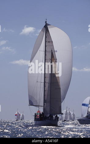 Beleuchtete Yachten racing unter SPI im Solent, abseits der Isle Of Wight-UK Stockfoto